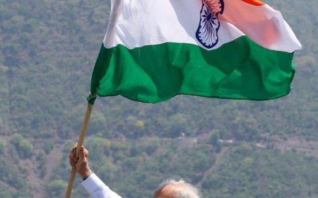 चेनाब रेल पुल पर तिरंगा लहरा रहा है, यह बहुत गर्व की बात है ।