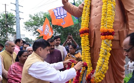 भारतीय जनसंघ के संस्थापक डॉ. श्यामाप्रसाद मुखर्जी के बलिदान दिवस पर मुख्यमंत्री, भाजपा प्रदेश अध्यक्ष एवं प्रदेश संगठन महामंत्री ने पुष्पांजलि अर्पित की