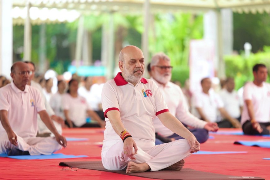 ‘अंतरराष्ट्रीय योग दिवस’ के अवसर पर अहमदाबाद में क्षेत्रवासियों के साथ योगाभ्यास किया।