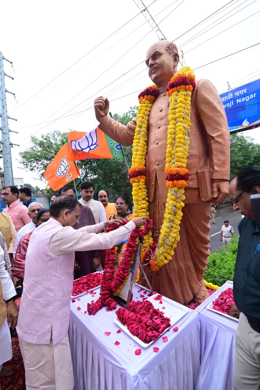 भारतीय जनसंघ के संस्थापक डॉ. श्यामाप्रसाद मुखर्जी के बलिदान दिवस पर मुख्यमंत्री, भाजपा प्रदेश अध्यक्ष एवं प्रदेश संगठन महामंत्री ने पुष्पांजलि अर्पित की