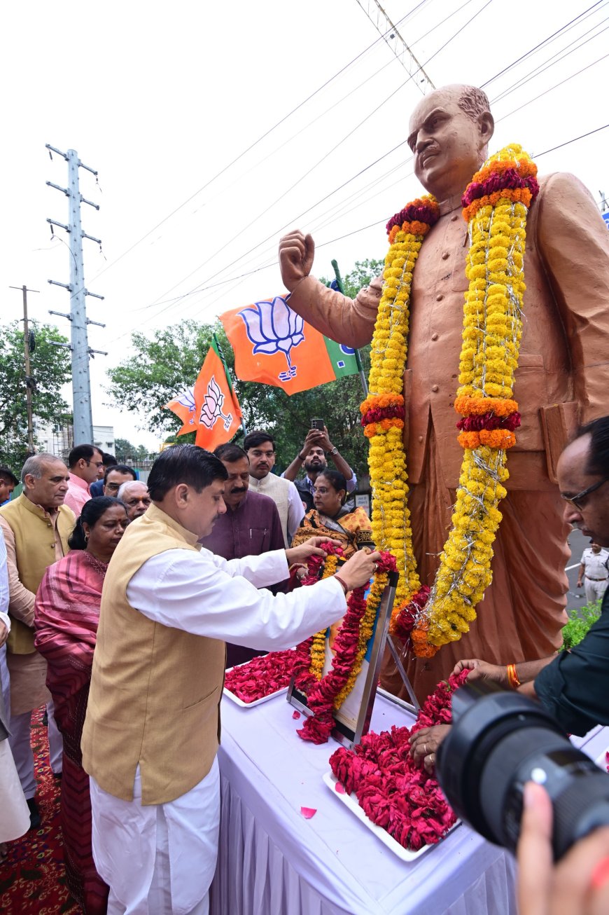 भारतीय जनसंघ के संस्थापक डॉ. श्यामाप्रसाद मुखर्जी के बलिदान दिवस पर मुख्यमंत्री, भाजपा प्रदेश अध्यक्ष एवं प्रदेश संगठन महामंत्री ने पुष्पांजलि अर्पित की