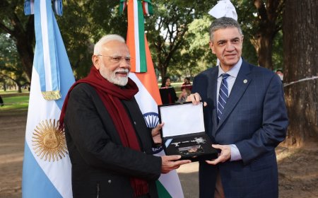 श्री नरेन्द्र मोदीजी को ब्यूनस आयर्स के शहर सरकार प्रमुख श्री जॉर्ज मैक्री ने शहर की चाबी प्रदान की।