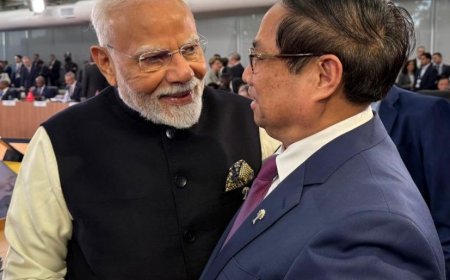 ब्राजील में ब्रिक्स शिखर सम्मेलन के दौरान वियतनाम के प्रधानमंत्री फाम मिन्ह चीन्ह के साथ