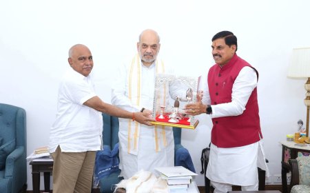 केंद्रीय गृह एवं सहकारिता मंत्री श्री अमित शाह जी से मुख्यमंत्री डॉ मोहन यादव एवं भाजपा प्रदेश अध्यक्ष श्री हेमंत खंडेलवाल ने नई दिल्ली में सौजन्य भेंट की।