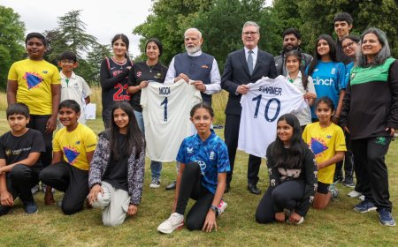 टी20 विश्व कप जीतने वाली बकिंघमशायर स्ट्रीट क्रिकेट हब्स के खिलाड़ियों  भारतीय क्रिकेट टीम के हस्ताक्षर वाला एक बल्ला भेंट किया।