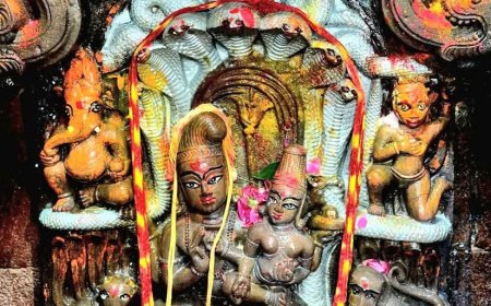 उज्जैन, श्रीमहाकालेश्वर मंदिर के उपरी तल पर स्थित श्रीनागचंद्रेश्वर मंदिर में हैं।