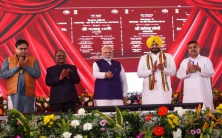 प्रधानमंत्री श्री नरेन्द्र मोदी ने पश्चिम बंगाल के कोलकाता में 5,200 करोड़ रुपये से अधिक की कई विकास परियोजनाओं का लोकार्पण और शिलान्यास किया