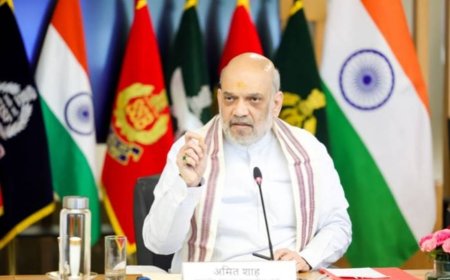 केन्द्रीय गृह एवं सहकारिता मंत्री श्री अमित शाह ने आज नई दिल्ली में जम्मू और कश्मीर की सुरक्षा स्थिति की उच्च-स्तरीय समीक्षा बैठक की अध्यक्षता की।