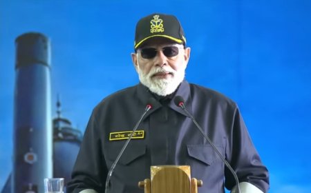 प्रधानमंत्री श्री नरेन्द्र मोदी ने आईएनएस विक्रांत पर दिवाली मनाई।