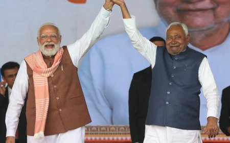 श्री नीतीश कुमार जी को बिहार के मुख्यमंत्री पद की शपथ लेने पर बहुत-बहुत बधाई। वे एक कुशल और अनुभवी प्रशासक हैं। राज्य में सुशासन का उनका शानदार ट्रैक रिकॉर्ड रहा है। नए कार्यकाल के लिए उन्हें मेरी हार्दिक शुभकामनाएं!