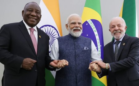 प्रधानमंत्री श्री नरेन्द्र मोदी, दक्षिण अफ्रीका के राष्ट्रपति सिरिल रामाफोसा और ब्राजील के राष्ट्रपति लूला दा सिल्वा के साथ।