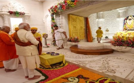 श्री राम जन्मभूमि मंदिर ध्वजारोहण उत्सव के दौरान प्रधानमंत्री नरेंद्र मोदी