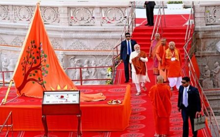 श्री राम जन्मभूमि मंदिर ध्वजारोहण उत्सव के दौरान प्रधानमंत्री नरेंद्र मोदी