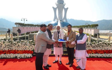 शहीद स्मारक क्षेत्र में श्री नरेन्द्र  मोदी जी श्रद्धांजलि अर्पित की और शहीद प्रणाम ज्योति पर श्रद्धांजलि अर्पित की।