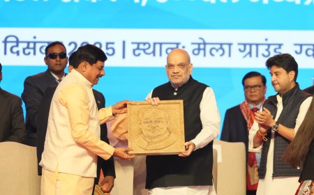 पराली से गढ़ी अटल जी की प्रतिमा भेंट की