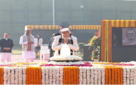 प्रधानमंत्री ने पूर्व प्रधानमंत्री भारत रत्न अटल बिहारी वाजपेयी जी को श्रद्धांजलि अर्पित की