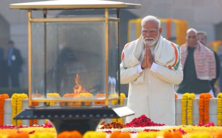 राजघाट पर महात्मा गांधी को श्रद्धांजलि अर्पित की।