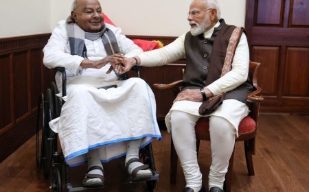 श्री एच.डी. देवेगौड़ा जी से प्रधानमंत्री श्री नरेन्द्र मोदी जी की मुलाकात बहुत ही शानदार रही। प्रमुख मुद्दों पर चर्चा हुई। भारत के विकास के प्रति देवगौड़ा जी का जुनून भी उतना ही प्रशंसनीय है।
