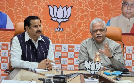 भारतीय जनता पार्टी के राष्ट्रीय संगठन महामंत्री श्री बीएल संतोष जी ने बुधवार को भाजपा प्रदेश कार्यालय में बजट प्रचार अभियान एवं वीबी जी-रामजी की प्रदेश टोली की कामकाजी बैठक को संबोधित किया। बैठक में पार्टी के प्रदेश प्रभारी डॉ. महेन्द्र सिंह विशेष रूप से उपस्थित रहे।