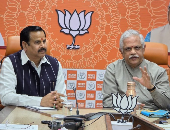 भारतीय जनता पार्टी के राष्ट्रीय संगठन महामंत्री श्री बीएल संतोष जी ने बुधवार को भाजपा प्रदेश कार्यालय में बजट प्रचार अभियान एवं वीबी जी-रामजी की प्रदेश टोली की कामकाजी बैठक को संबोधित किया। बैठक में पार्टी के प्रदेश प्रभारी डॉ. महेन्द्र सिंह विशेष रूप से उपस्थित रहे।