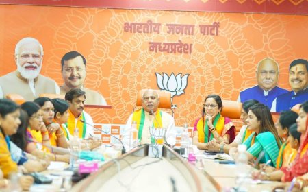 भाजपा प्रदेश कार्यालय, भोपाल में मध्य प्रदेश महिला मोर्चा की नवनियुक्त पदाधिकारियों की परिचयात्मक बैठक में प्रदेश अध्यक्ष आदरणीय हेमंत खंडेलवाल जी ने संवाद किया।