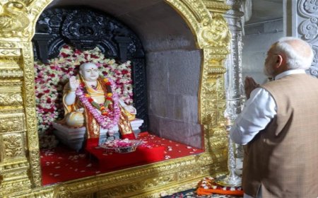 प्रधानमंत्री श्री नरेन्द्र मोदी जी ने  जगद्गुरु परमपूज्य श्री श्री श्री डॉ. बालगंगाधरनाथ महास्वामीजी को श्रद्धांजलि अर्पित की