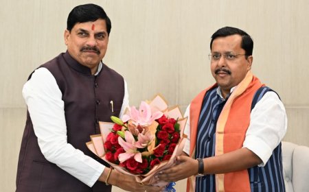 मुख्यमंत्री डॉ. मोहन यादव ने नई दिल्ली में राष्ट्रीय अध्यक्ष श्री नितिन नबीन को पुष्प-गुच्छ भेंट कर सौजन्य मुलाकात की और समसामयिक विषयों पर चर्चा की।