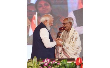 कोलकाता में शपथ ग्रहण समारोह के दौरान श्री माखनलाल सरकार जी से मिलने का अवसर मिला
