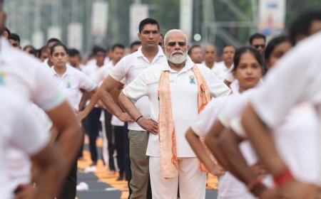 कोलकाता में एक असाधारण योग दिवस कार्यक्रम! इस बार का विषय था 'स्वस्थ वृद्धावस्था के लिए योग', जिसमें सभी उम्र में स्वस्थ और तंदुरुस्त रहने के लिए योग के महत्व पर जोर दिया गया।