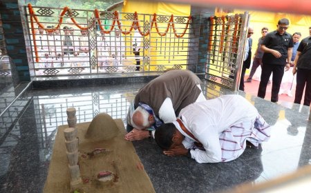 राष्ट्रपति जी और नरेंद्र मोदी जी पहाड़पुर गांव के गोसानी पीठ में प्रार्थना की। आदिवासी संस्कृति में गोसानी पीठ का बहुत महत्व है।**राष्ट्रपति जी और नरेंद्र मोदी जी पहाड़पुर गांव के गोसानी पीठ में प्रार्थना की। आदिवासी संस्कृति में गोसानी पीठ का हुत महत्व है।