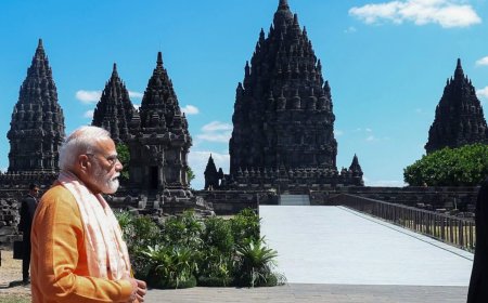 भव्य प्रंबानन मंदिर में  नरेन्द्रमोदी जी। यह भारत और इंडोनेशिया के बीच सभ्यतागत और सांस्कृतिक जुड़ाव का एक शाश्वत प्रतीक है।