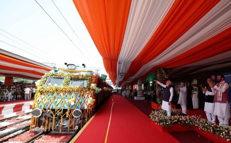 भारत की पहली स्वदेशी हाइड्रोजन-चालित ट्रेन को हरी झंडी दिखाकर रवाना किया गया।