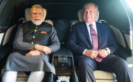 ताशकंद, उज्बेकिस्तान में  राष्ट्रपति शवकत मिर्जियोयेव के साथ प्रधानमंत्री नरेन्द्र मोदी ।