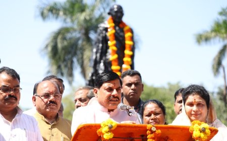 मुख्यमंत्री डॉ. मोहन यादव ने महात्मा गांधी की जयंती पर पुष्पांजलि अर्पित कर नमन किया।