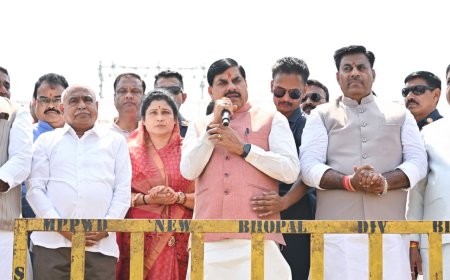 मुख्यमंत्री डॉ. मोहन यादव एवं भाजपा के प्रदेश अध्यक्ष व विधायक श्री हेमंत खण्डेलवाल ने शुक्रवार को टीटी नगर स्टेडियम में प्रधानमंत्री श्री नरेन्द्र मोदी जी के सार्वजनिक जीवन में सेवा और समर्पण के 25 वर्ष पूर्ण होने पर सेवा संकल्प अभियान के अंतर्गत ‘सेवा के रंग, राष्ट्र के संग’ कार्यक्रम में सहभागिता कर संबोधित किया।