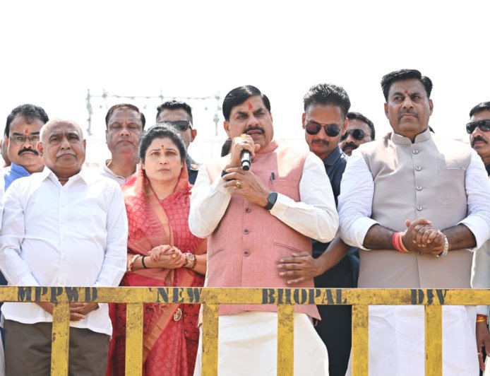 मुख्यमंत्री डॉ. मोहन यादव एवं भाजपा के प्रदेश अध्यक्ष व विधायक श्री हेमंत खण्डेलवाल ने शुक्रवार को टीटी नगर स्टेडियम में प्रधानमंत्री श्री नरेन्द्र मोदी जी के सार्वजनिक जीवन में सेवा और समर्पण के 25 वर्ष पूर्ण होने पर सेवा संकल्प अभियान के अंतर्गत ‘सेवा के रंग, राष्ट्र के संग’ कार्यक्रम में सहभागिता कर संबोधित किया।